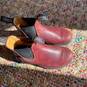 Round toe Blundstones. 1.5 years in EUC. size 8 but best suited to a 7.5.